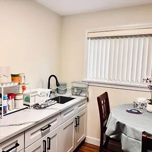 Ferienhaus Cozy 2 Beds Spacious Rooms,close To Transit, Vancouver