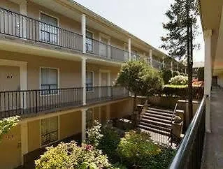 Days Inn By Wyndham Vancouver Metro 酒店
